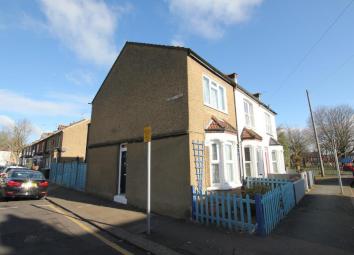 End terrace house To Rent in Watford