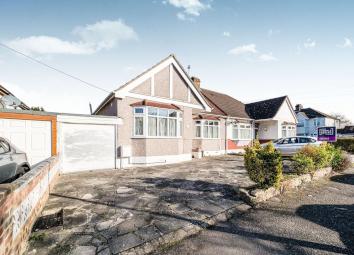 Semi-detached bungalow For Sale in Hornchurch