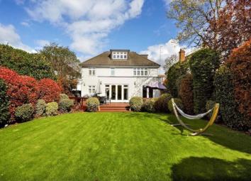 Detached house For Sale in New Malden