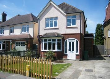 Detached house For Sale in Redhill