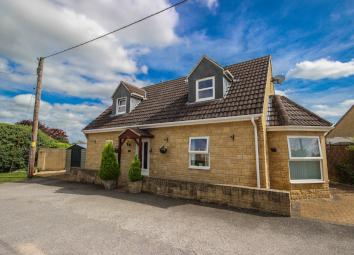 Detached bungalow For Sale in Bath