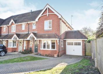 Semi-detached house To Rent in Wokingham