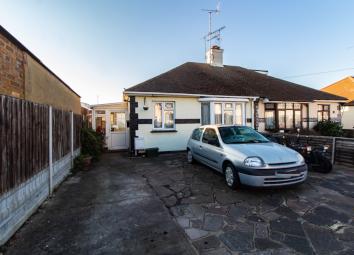 Semi-detached bungalow For Sale in Southend-on-Sea