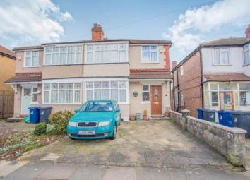 Semi-detached house For Sale in Northolt