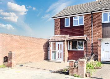 End terrace house For Sale in Grays