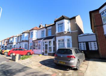 End terrace house To Rent in Ilford