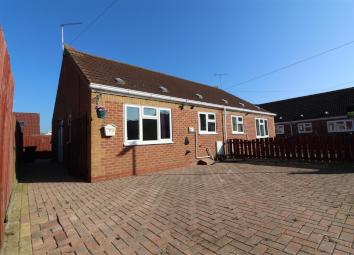 Semi-detached bungalow For Sale in Hull