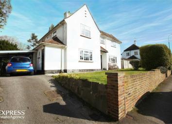 Detached house For Sale in Abbots Langley