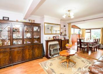 End terrace house To Rent in Ilford