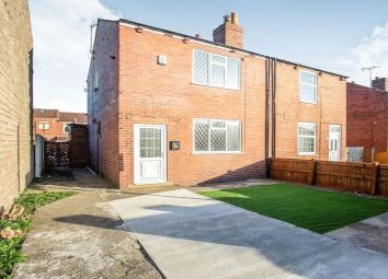 Semi-detached house To Rent in Castleford