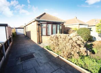 Semi-detached bungalow For Sale in Leeds