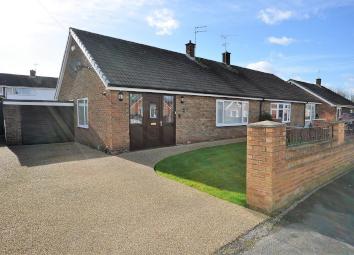 Semi-detached bungalow For Sale in Doncaster