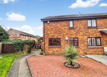 Terraced house For Sale in Renfrew