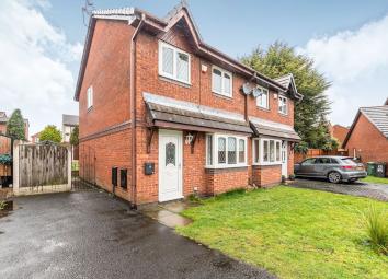 Semi-detached house To Rent in Widnes