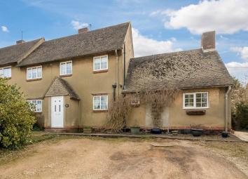 Semi-detached house For Sale in Bicester