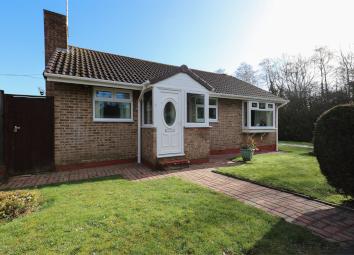 Detached bungalow For Sale in Sheffield