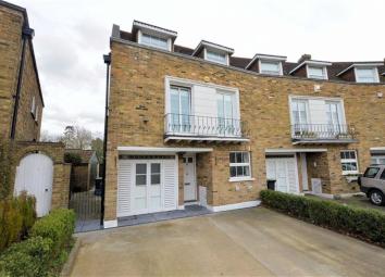 End terrace house For Sale in Epping