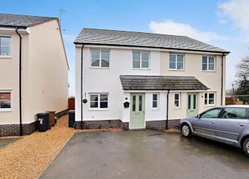 Semi-detached house To Rent in Holywell