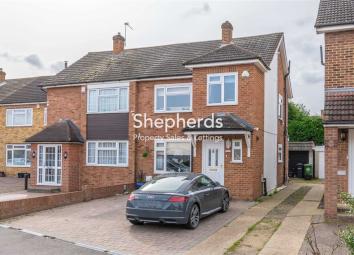 Semi-detached house For Sale in Waltham Cross