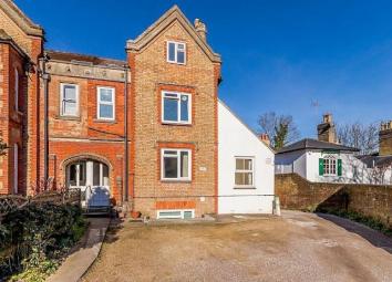 Flat To Rent in Guildford