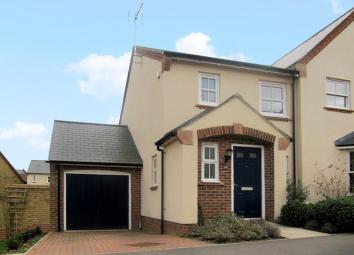 Semi-detached house To Rent in Hook