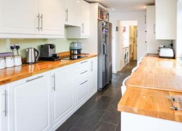 Semi-detached house To Rent in Worthing