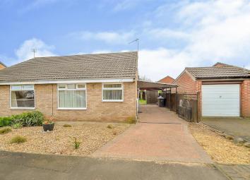 Semi-detached bungalow For Sale in Nottingham