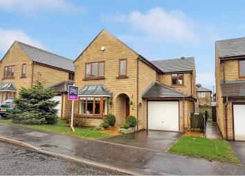 Detached house For Sale in Elland