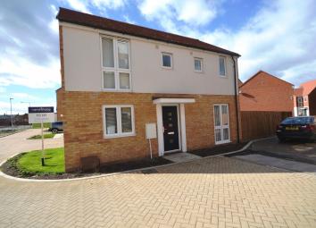 Link-detached house To Rent in Colchester