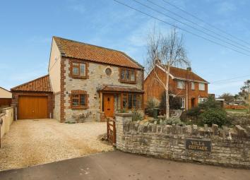 Detached house For Sale in Glastonbury