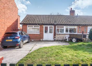 Semi-detached bungalow For Sale in Worksop