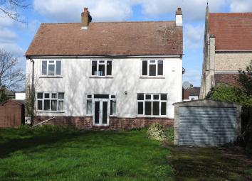 Detached house To Rent in Gravesend