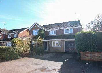 Detached house For Sale in Fleet