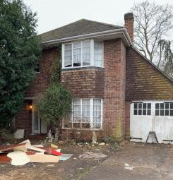 Detached house For Sale in Addlestone