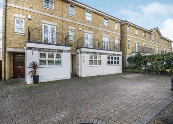 Terraced house For Sale in South Croydon