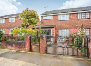 Semi-detached house For Sale in Northolt