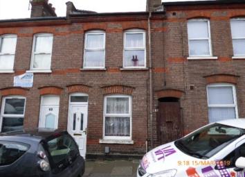 Terraced house For Sale in Luton