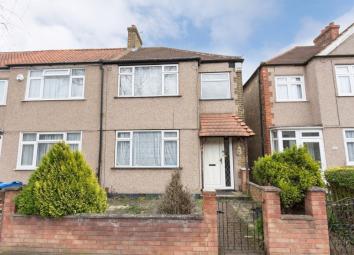 Terraced house For Sale in Mitcham