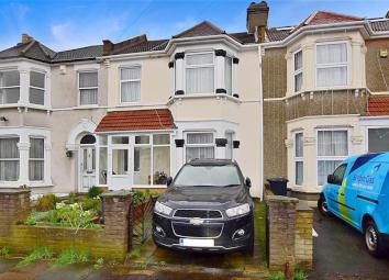 Terraced house For Sale in Ilford