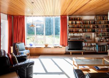Detached house For Sale in Hatfield