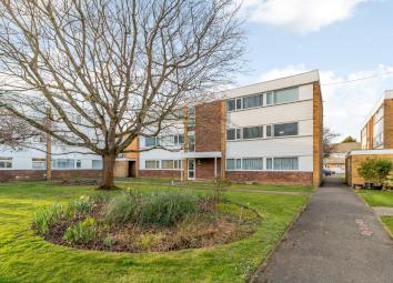 Flat For Sale in Chertsey