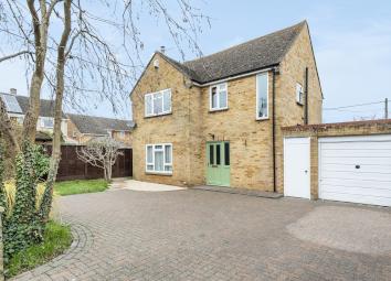 Detached house For Sale in Faringdon
