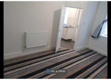 End terrace house To Rent in Halifax