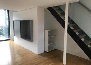 Town house To Rent in Salford
