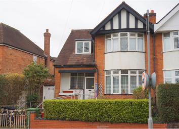 Semi-detached house For Sale in Warwick