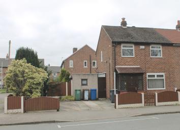 Semi-detached house To Rent in Leigh