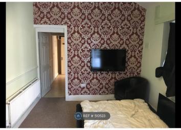 Studio To Rent in Oldbury