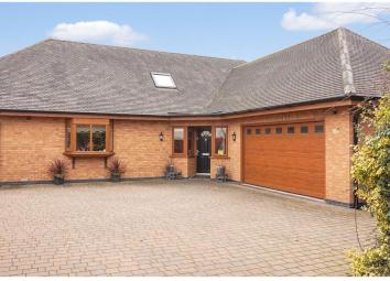 Detached bungalow For Sale in Droitwich