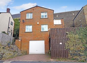 Detached house To Rent in Halifax