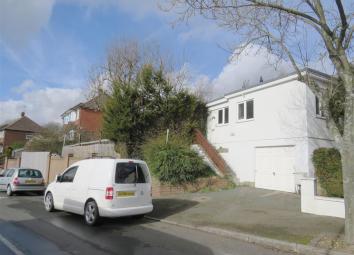 Detached house For Sale in South Croydon